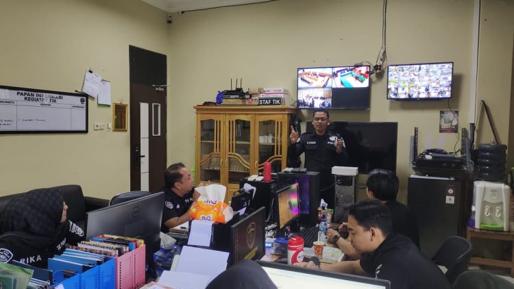 Kasubsi PIDM Seksi Hubungan Masyarakat (Sihumas) Polresta Palangka Raya, Aipda Ruslil Habib, menyampaikan sosialisasi literasi digital kepada personel Seksi TIK Polresta Palangka Raya, Kamis (27/2/2025) pagi.