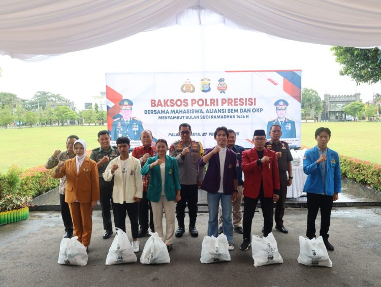 Kapolda Kalimantan Tengah Irjen Pol Drs. Djoko Poerwanto, memberikan bantuan sosial dalam rangka menyambut bulan suci ramadan 1446 H. Acara tersebut digelar di Lobi Mapolda setempat, Kamis (27/2/2025).