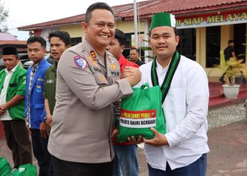 Polres Dairi membagikan paket bakti sosial kepada organisasi pemuda dan mahasiswa di Aula Bhayangkari Cabang Dairi, Kamis (27/2/2025).