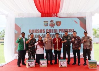 Di Mapolda Sulut, Kapolda Sulut Irjen Pol Roycke Harry Langie bersama Forkopimda atau yang mewakili, juga menyerahkan bantuan secara simbolis kepada perwakilan mahasiswa.