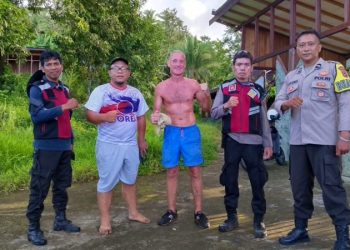Polsek Pineleng berhasil mengamankan seorang warga negara asing (WNA) yang tersesat di Desa Kali, Kecamatan Pineleng, saat berusaha menuju objek wisata Air Terjun Tapahan pada Selasa (27/02/25).