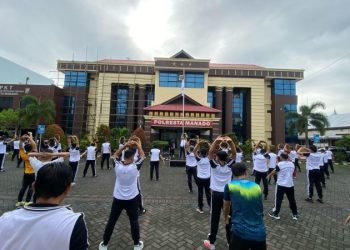 Kepolisian Resor Kota (Polresta) Manado menggelar kegiatan olahraga bersama pada Kamis (27/2/2025). Kegiatan ini berlangsung di halaman Mapolresta Manado dan diikuti oleh seluruh personel kepolisian, mulai dari jajaran pimpinan hingga anggota di berbagai satuan.