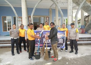 Polres Dairi menggelar kegiatan bakti sosial serentak di berbagai masjid yang ada di wilayah Kabupaten Dairi. Kegiatan ini dipimpin langsung oleh Kapolres Dairi, AKBP Faisal Andri Pratomo, SH, SIK, M.M., M.Si, didampingi Waka Polres Dairi, Kompol Diarma Munthe, SH, serta diikuti oleh para Pejabat Utama (PJU) Polres Dairi, perwira staf, personel Bhabinkamtibmas, dan anggota gabungan Polres Dairi, Jumat (28/2/2025).