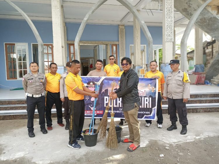 Polres Dairi menggelar kegiatan bakti sosial serentak di berbagai masjid yang ada di wilayah Kabupaten Dairi. Kegiatan ini dipimpin langsung oleh Kapolres Dairi, AKBP Faisal Andri Pratomo, SH, SIK, M.M., M.Si, didampingi Waka Polres Dairi, Kompol Diarma Munthe, SH, serta diikuti oleh para Pejabat Utama (PJU) Polres Dairi, perwira staf, personel Bhabinkamtibmas, dan anggota gabungan Polres Dairi, Jumat (28/2/2025).