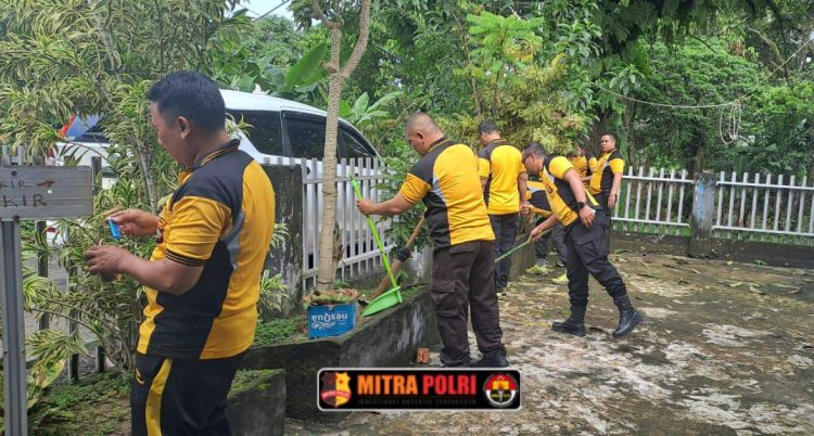 Polsek Pemulutan menggelar kegiatan bakti sosial di Masjid Al Kausar, Desa Sembadak, Kecamatan Pemulutan, Kabupaten Ogan Ilir, pada Jumat (28/2) pagi. Kegiatan ini dipimpin langsung oleh Kapolsek Pemulutan, IPTU Nugrah Angga Oktari, S.H., serta diikuti oleh jajaran personel Polsek Pemulutan.