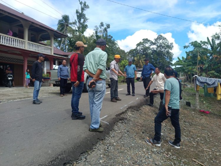 Tim Komisi III DPRD Nias Barat, yang dipimpin oleh Yanuardin Halawa dan Sekretarisnya Ridwan Saleh Daeli melakukan inspeksi mendadak (sidak) ke lokasi proyek pada Jumat, 28/02/2024. Inspeksi ini bertujuan untuk mengevaluasi kondisi jalan yang baru diaspal namun sudah mengalami kerusakan.