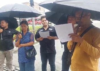 Pantauan Awak Media, Jumat (28/2/2025), pukul 14.10 WIB, Masyarakat Cinta Keadilan bersama Orangtua Korban pembunuhan mulai berdatangan di depan Mapolda Sumut. Terlihat Polisi pun sudah mulai berjaga di lokasi, terlihat pula Ayah korban dan Nenek korban menggunakan payung hitam.