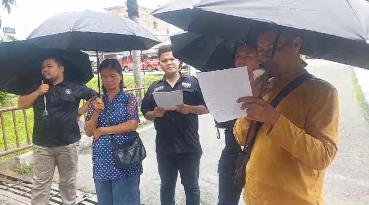 Pantauan Awak Media, Jumat (28/2/2025), pukul 14.10 WIB, Masyarakat Cinta Keadilan bersama Orangtua Korban pembunuhan mulai berdatangan di depan Mapolda Sumut. Terlihat Polisi pun sudah mulai berjaga di lokasi, terlihat pula Ayah korban dan Nenek korban menggunakan payung hitam.
