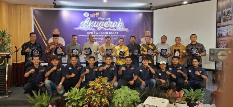 SWI Aceh Barat Berikan pin emas kepada 11 Nominator pada Malam Augerah Peringati Hari Pers Nasional (HPN) yang ke-79. Acara tersebut berlangsung di Aula Eva Sky Gampong Gampa Kecamatan Johan Pahlawan Kabupaten Aceh Barat. Minggu (09/2/2025).