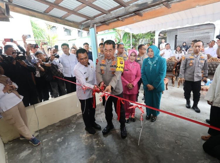 Bantuan sosial berupa renovasi atau bedah rumah yang merupakan hasil kerjasama dan kolaborasi dengan Pemerintah Kota Palangka Raya ini, diresmikan langsung Kapolda Kalteng Irjen Pol Drs. Djoko Poerwanto didampingi Ketua Bhayangkari PD Kalteng Irna Djoko, Rabu (26/2/2025).