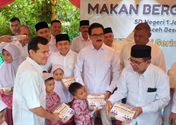 Dewan Pimpinan Daerah (DPD) partai Gerindra Aceh, menggelar aksi sosial dengan membagikan ribuan paket makan siang bergizi dan susu gratis di beberapa titik lokasi di Aceh.