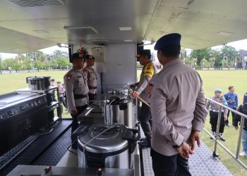 Pendistribusian ini secara langsung diserahkan oleh Kapolda Kalteng Irjen Pol Drs. Djoko Poerwanto kepada Wadansatbrimob AKBP Viddy Dasmasela dan PS. Kasubdit Dalmas Ditsamapta Kompol Muludin, bertempat di Lobi Mapolda setempat, Jl. Tjilik Riwut Km. 1, Kota Palangka Raya, Kamis (13/2/2025).
