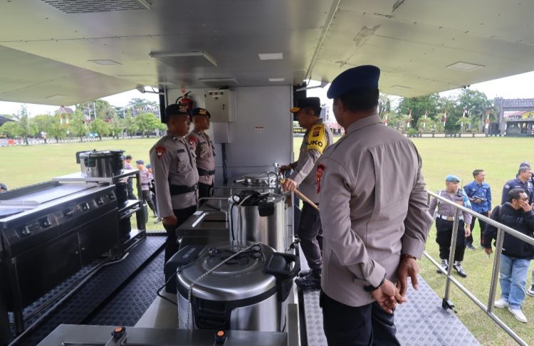 Pendistribusian ini secara langsung diserahkan oleh Kapolda Kalteng Irjen Pol Drs. Djoko Poerwanto kepada Wadansatbrimob AKBP Viddy Dasmasela dan PS. Kasubdit Dalmas Ditsamapta Kompol Muludin, bertempat di Lobi Mapolda setempat, Jl. Tjilik Riwut Km. 1, Kota Palangka Raya, Kamis (13/2/2025).