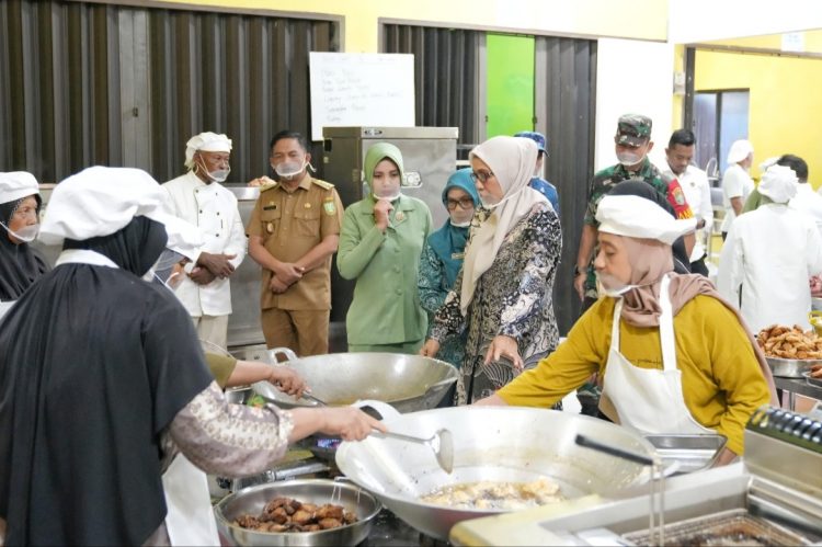 Kegiatan tersebut dikawal langsung oleh Pj Wali Kota Sabang Andri Nourman bersama Forkopimda Kota Sabang dan para Ketua Organisasi Wanita, yang turut melakukan peninjauan ke Dapur MBG atau Satuan Pelayanan Pemenuhan Gizi (SPPG).