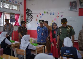 Acara pemberian MBG yang dilaksanakan oleh Komando Distrik Militer (Kodim) 0116/Nagan Raya ini berlangsung di Sekolah Menengah Pertama (SMP) Negeri 1 Seunagan dan dihadiri oleh Penjabat (Pj) Bupati Nagan Raya, Dr. Iskandar, AP, bersama jajaran Forum Komunikasi Pimpinan Daerah (Forkopimda) serta sejumlah pejabat lainnya.