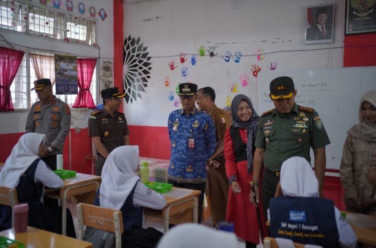 Acara pemberian MBG yang dilaksanakan oleh Komando Distrik Militer (Kodim) 0116/Nagan Raya ini berlangsung di Sekolah Menengah Pertama (SMP) Negeri 1 Seunagan dan dihadiri oleh Penjabat (Pj) Bupati Nagan Raya, Dr. Iskandar, AP, bersama jajaran Forum Komunikasi Pimpinan Daerah (Forkopimda) serta sejumlah pejabat lainnya.