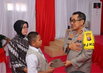 Kapolda Kalteng Irjen Pol Drs. Djoko Poerwanto menyerahkan santunan kepada keluarga almarhum Aipda Anang Sutriono dan Aiptu Buai Santoso, anggota Polres Kobar yang meninggal dunia. Penyerahan santunan berlangsung di Aula Patriatama 95 Mapolres Kobar saat kunjungan kerja pada Rabu (19/2/2025) pagi.