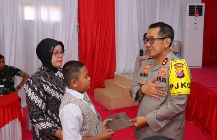 Kapolda Kalteng Irjen Pol Drs. Djoko Poerwanto menyerahkan santunan kepada keluarga almarhum Aipda Anang Sutriono dan Aiptu Buai Santoso, anggota Polres Kobar yang meninggal dunia. Penyerahan santunan berlangsung di Aula Patriatama 95 Mapolres Kobar saat kunjungan kerja pada Rabu (19/2/2025) pagi.