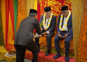 Pemerintah Kabupaten (Pemkab) Nagan Raya, Provinsi Aceh, menggelar acara tepung tawar (peusijuek) sekaligus silaturahmi dengan Bupati dan Wakil Bupati Nagan Raya terpilih masa jabatan 2025–2030, yakni Dr. TR. Keumangan, S.H., M.H., dan Raja Sayang.