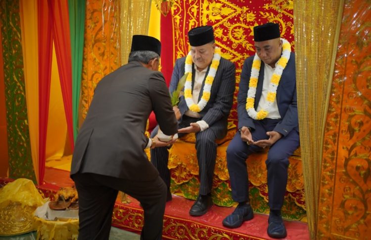 Pemerintah Kabupaten (Pemkab) Nagan Raya, Provinsi Aceh, menggelar acara tepung tawar (peusijuek) sekaligus silaturahmi dengan Bupati dan Wakil Bupati Nagan Raya terpilih masa jabatan 2025–2030, yakni Dr. TR. Keumangan, S.H., M.H., dan Raja Sayang.