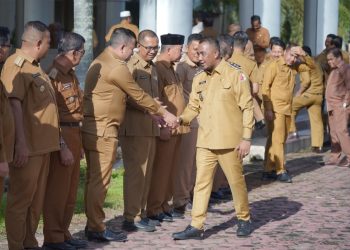 Wakil Bupati Nagan Raya, Raja Sayang, memimpin apel gabungan di Halaman Kantor Bupati Nagan Raya, Kompleks Perkantoran Suka Makmue, pada Senin, 24 Februari 2025
