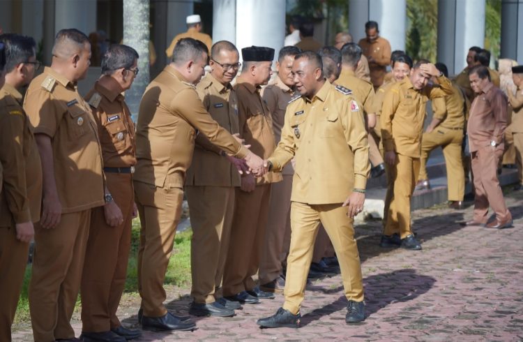 Wakil Bupati Nagan Raya, Raja Sayang, memimpin apel gabungan di Halaman Kantor Bupati Nagan Raya, Kompleks Perkantoran Suka Makmue, pada Senin, 24 Februari 2025