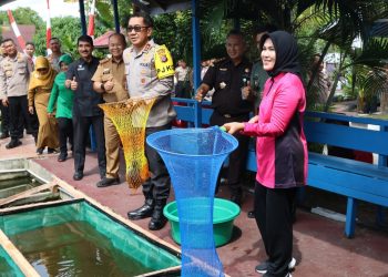 Kapolda Kalteng Irjen Pol Drs. Djoko Poerwanto didampingi Ketua Bhayangkari PD Kalteng Irna Djoko, saat ini dengan melaunching Penguatan Program Perkarangan Pangan Lestari melalui Pendekatan Terintegrasi dan Berkelanjutan, bertempat di Halaman Ditlantas, Mapolda setempat, Senin (24/2/2025).