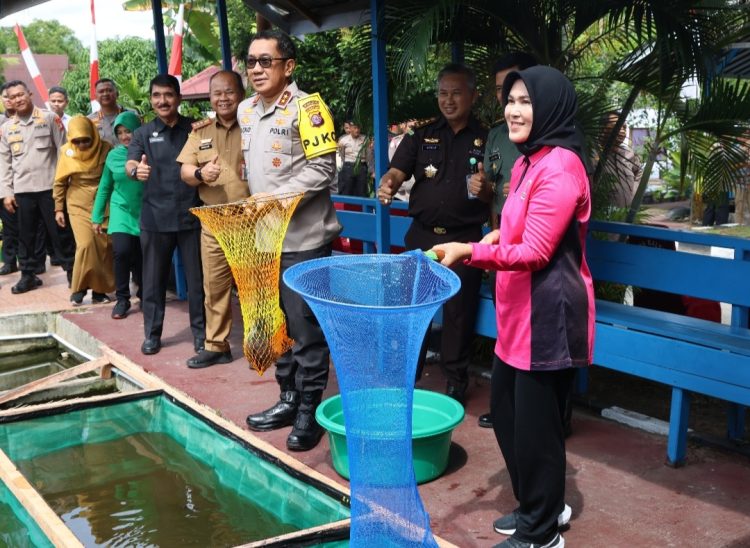 Kapolda Kalteng Irjen Pol Drs. Djoko Poerwanto didampingi Ketua Bhayangkari PD Kalteng Irna Djoko, saat ini dengan melaunching Penguatan Program Perkarangan Pangan Lestari melalui Pendekatan Terintegrasi dan Berkelanjutan, bertempat di Halaman Ditlantas, Mapolda setempat, Senin (24/2/2025).