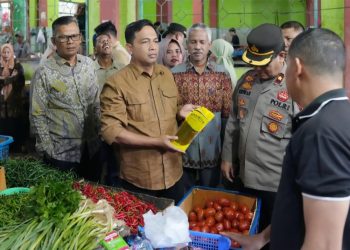 Pj Wali Kota Sabang Andri Nourman, yang melakukan inspeksi mendadak (Sidak) ke pasar induk Kota Sabang. Pada peninjauan tersebut turut hadir Dandim 0112/Sabang Letkol Kav Edi Purwanto, Wakapolres Sabang Kompol Ridwan, dan Plt. Kepala Dinas Perindagkop dan UKM Kota Sabang Rinaldi Syahputra beserta jajaran.