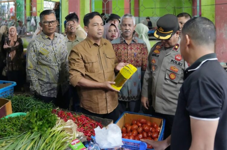 Pj Wali Kota Sabang Andri Nourman, yang melakukan inspeksi mendadak (Sidak) ke pasar induk Kota Sabang. Pada peninjauan tersebut turut hadir Dandim 0112/Sabang Letkol Kav Edi Purwanto, Wakapolres Sabang Kompol Ridwan, dan Plt. Kepala Dinas Perindagkop dan UKM Kota Sabang Rinaldi Syahputra beserta jajaran.