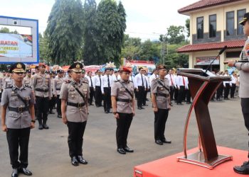 Polres Purbalingga menggelar upacara serah terima jabatan (Sertijab) Wakapolres dan Kasat Reskrim. Upacara digelar di halaman Mapolres Purbalingga diikuti oleh pejabat utama polres dan anggota, Jumat (28/2/2025).