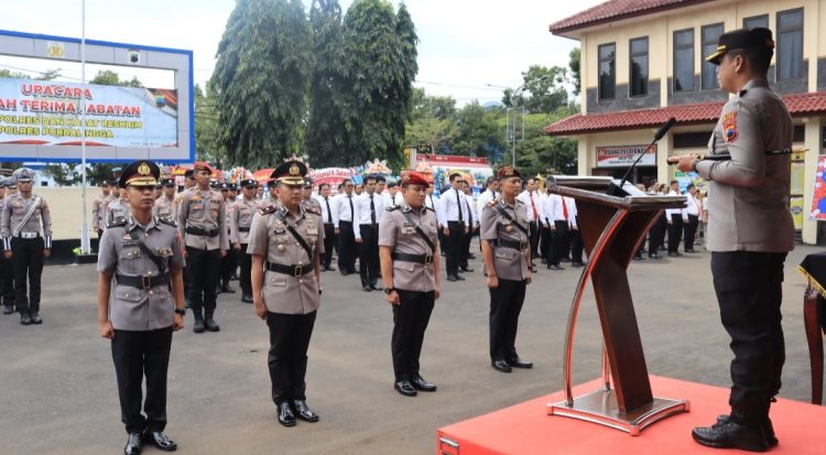 Polres Purbalingga menggelar upacara serah terima jabatan (Sertijab) Wakapolres dan Kasat Reskrim. Upacara digelar di halaman Mapolres Purbalingga diikuti oleh pejabat utama polres dan anggota, Jumat (28/2/2025).