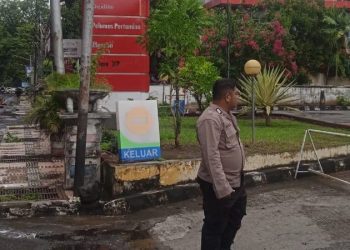 Polsek Wanea melaksanakan pemantauan dan pengaturan kendaraan di Stasiun Pengisian Bahan Bakar Umum (SPBU) yang berada di wilayah hukumnya. Kegiatan ini dilakukan sebagai langkah antisipasi meningkatnya aktivitas masyarakat yang mengisi bahan bakar, terutama pada jam sibuk, Sabtu (1/3/2025).