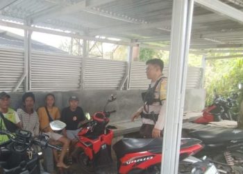 Polsek Pineleng melaksanakan kegiatan sambang warga. Kegiatan ini dilakukan sebagai bentuk pelayanan langsung kepada masyarakat untuk mendengarkan aspirasi serta memberikan himbauan terkait keamanan lingkungan, Sabtu (1/3/2025).