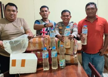 Polsek Pelabuhan Manado menggelar operasi penertiban untuk memberantas peredaran minuman keras, senjata tajam, barang ilegal, dan barang berbahaya lainnya di kawasan Pelabuhan Manado, Jumat (28/2/2025) pukul 10.00–18.00 WITA.