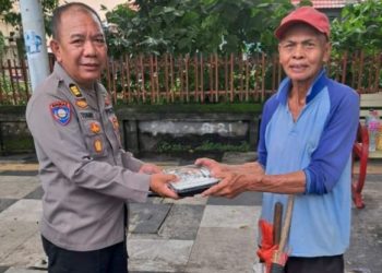 , Sat Binmas Polresta Manado melaksanakan kegiatan Jumat Berkah dengan membagikan nasi kotak kepada warga yang membutuhkan. Kegiatan ini berlangsung pada Jumat, 28 Februari 2025, pukul 11.00 WITA, di sekitar Pasar Karombasan, Kompleks Marina Plaza, hingga depan GPdI Pusat Manado.