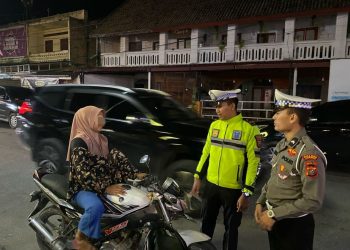 Patroli dimulai pukul 21.00 WIB oleh Unit Patroli Dialogis Satuan Sabhara dengan menyasar lokasi objek vital, seperti kantor bank, kantor pelayanan umum, dan rumah dinas pemerintahan. Selama patroli, personel memastikan situasi tetap kondusif serta mengimbau petugas keamanan di lokasi untuk tetap waspada dan segera melaporkan kejadian mencurigakan melalui kontak yang disediakan atau nomor darurat 110. Patroli ini berakhir pukul 22.00 WIB dengan hasil seluruh lokasi objek vital di seputaran Pangururan dalam keadaan aman.