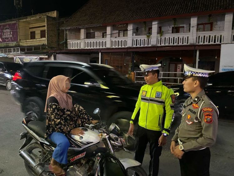 Patroli dimulai pukul 21.00 WIB oleh Unit Patroli Dialogis Satuan Sabhara dengan menyasar lokasi objek vital, seperti kantor bank, kantor pelayanan umum, dan rumah dinas pemerintahan. Selama patroli, personel memastikan situasi tetap kondusif serta mengimbau petugas keamanan di lokasi untuk tetap waspada dan segera melaporkan kejadian mencurigakan melalui kontak yang disediakan atau nomor darurat 110. Patroli ini berakhir pukul 22.00 WIB dengan hasil seluruh lokasi objek vital di seputaran Pangururan dalam keadaan aman.