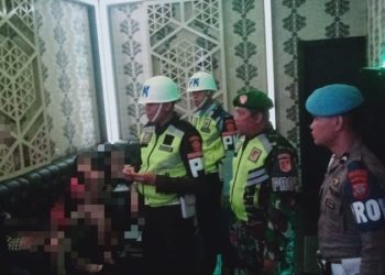 Polresta Manado bersama sejumlah satuan polisi militer dan provos dari berbagai kesatuan TNI menggelar operasi penegakan ketertiban dan disiplin (Gaktiblin) di beberapa tempat hiburan malam di Kota Manado, Sabtu (2/3/2025) malam