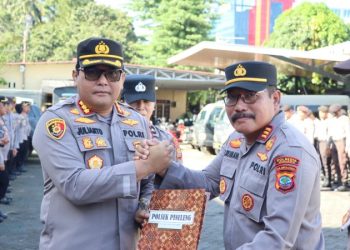 Polresta Manado menggelar apel pagi yang dirangkaikan dengan pemberian penghargaan kepada satuan kerja (Satker) dan personel berprestasi di Lapangan Apel Mapolresta Manado, Senin (3/3/2025). Apel ini dipimpin langsung oleh Kapolresta Manado, Kombes Pol Julianto Sirait.