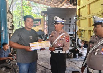 Satuan Lalu Lintas (Satlantas) Polresta Palangka Raya menggelar kegiatan pendidikan masyarakat lalu lintas (Dikmas Lantas) dengan membagikan brosur imbauan kepada pengguna jalan, Selasa (4/3/2025).