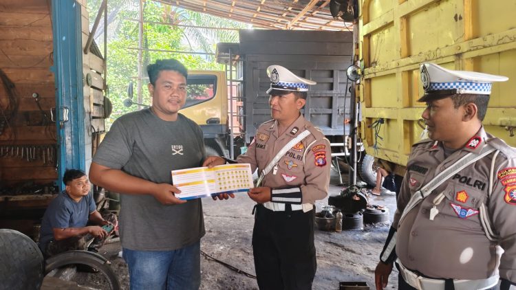 Satuan Lalu Lintas (Satlantas) Polresta Palangka Raya menggelar kegiatan pendidikan masyarakat lalu lintas (Dikmas Lantas) dengan membagikan brosur imbauan kepada pengguna jalan, Selasa (4/3/2025).