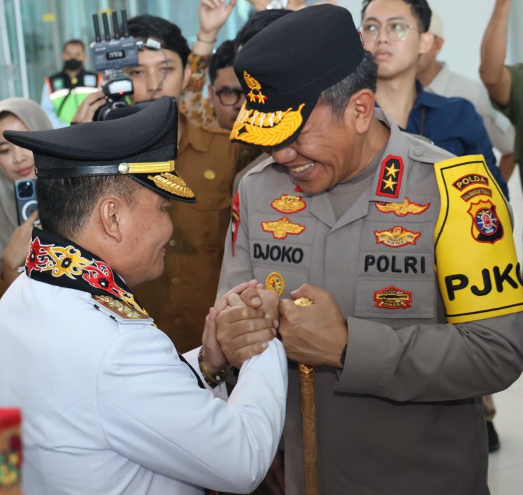 Kepala Kepolisian Daerah Kalimantan Tengah Irjen Pol Drs. Djoko Poerwanto menghadiri kegiatan penyambutan Gubernur Kalteng H. Agustiar Sabran dan Wakil Gubernur Edy Pratowo di Bandara Tjilik Riwut, Kota Palangka Raya, Selasa (4/3/2025).