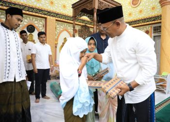 Bupati Aceh Utara H Ismail A Jalil, SE, MM, diwakili oleh Sekda Dr A Murtala, MSi, memimpin kegiatan safari Ramadhan di lokasi Mesjid Baitusy Syukur Gampong Seumirah Kecamatan Nisam Antara. Sementara Wakil Bupati Tarmizi, S.I.Kom, bertandang ke lokasi Mesjid Baitus Shalihin Gampong Ulee Nyeu Kecamatan Banda Baro.