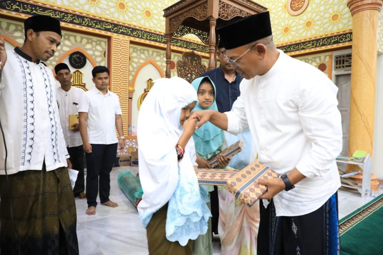 Bupati Aceh Utara H Ismail A Jalil, SE, MM, diwakili oleh Sekda Dr A Murtala, MSi, memimpin kegiatan safari Ramadhan di lokasi Mesjid Baitusy Syukur Gampong Seumirah Kecamatan Nisam Antara. Sementara Wakil Bupati Tarmizi, S.I.Kom, bertandang ke lokasi Mesjid Baitus Shalihin Gampong Ulee Nyeu Kecamatan Banda Baro.