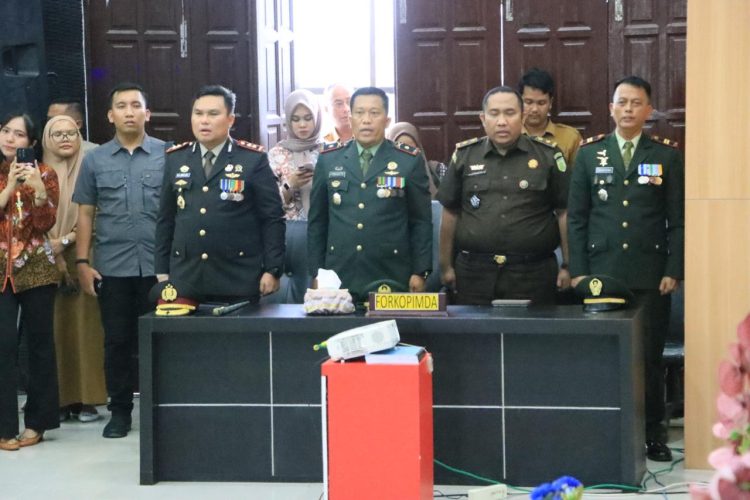 Kapolres Labuhanbatu, AKBP Dr. Bernhard L. Malau, S.I.K., M.H., menghadiri Rapat Paripurna DPRD Kabupaten Labuhanbatu Utara dalam rangka penyampaian pidato sambutan pertama Bupati dan Wakil Bupati Labuhanbatu Utara masa jabatan 2025-2030. Kegiatan ini berlangsung di Kantor DPRD Kabupaten Labuhanbatu Utara, Jalan Jenderal Sudirman, Aek Kanopan, Selasa (04/03/2025).