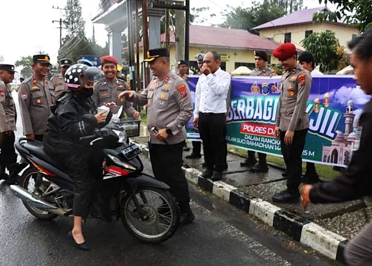 Polres Dairi menggelar kegiatan pembagian takjil berbuka puasa kepada para pengendara yang melintas di depan Kantor Mapolres Dairi, Rabu (5/3/2025).