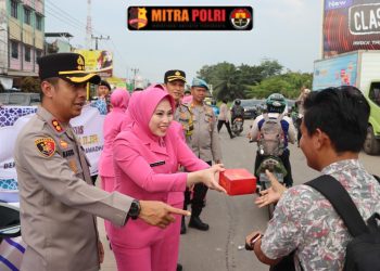 Kegiatan ini dipimpin langsung oleh Kapolres Ogan Ilir, AKBP Bagus Suryo Wibowo, S.I.K., didampingi oleh Waka Polres Ogan Ilir, Kompol Helmi Ardiansah, S.H., M.H., serta para Pejabat Utama (PJU) Polres Ogan Ilir. Turut hadir dalam acara ini Ketua Bhayangkari Polres Ogan Ilir beserta pengurus Bhayangkari, yang ikut serta membagikan takjil kepada masyarakat.