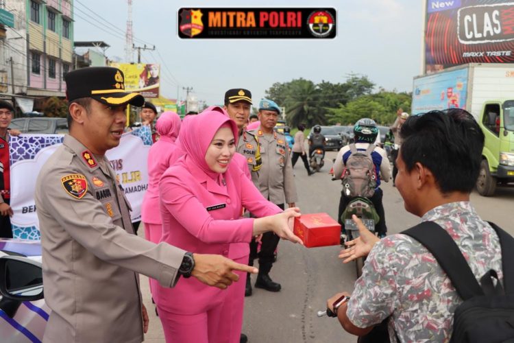 Kegiatan ini dipimpin langsung oleh Kapolres Ogan Ilir, AKBP Bagus Suryo Wibowo, S.I.K., didampingi oleh Waka Polres Ogan Ilir, Kompol Helmi Ardiansah, S.H., M.H., serta para Pejabat Utama (PJU) Polres Ogan Ilir. Turut hadir dalam acara ini Ketua Bhayangkari Polres Ogan Ilir beserta pengurus Bhayangkari, yang ikut serta membagikan takjil kepada masyarakat.