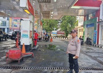 Personel Polsek Sario melaksanakan pemantauan dan pengaturan arus lalu lintas di Stasiun Pengisian Bahan Bakar Umum (SPBU) Sario, yang berada di wilayah hukum Polsek Sario, pada Rabu (5/3/2025).
